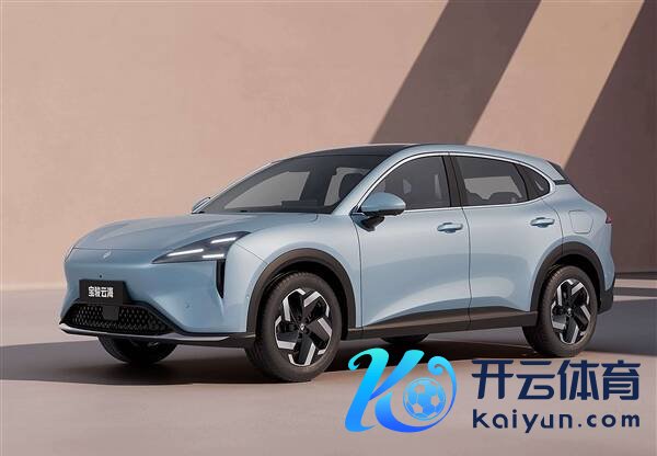 小米SU7傍边惊现伪装SUV：两车大灯酷似、真身曝光！